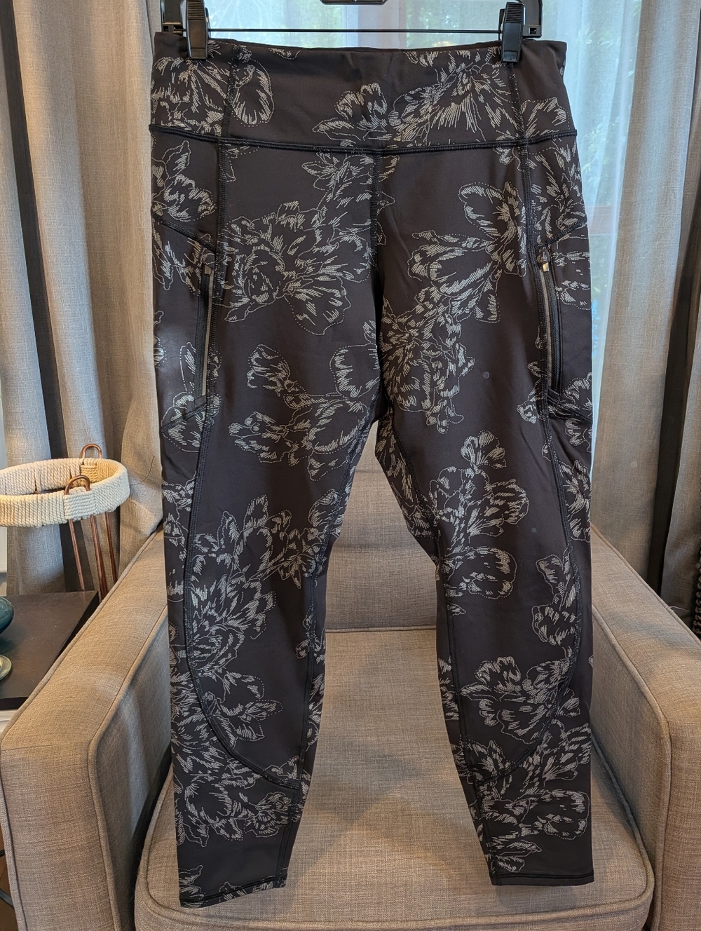 Black Floral Athleta Leggings With Pockets Size Large Like New